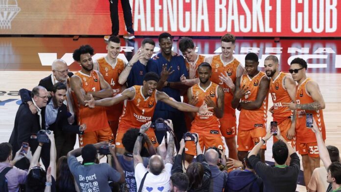 Jugadores del Valencia celebran su pase a la final de la Euroliga 2026 en la que enfrentarán al Real Madrid (EFE)
