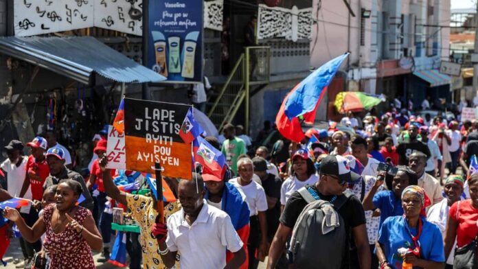Miles de haitianos toman las calles de Puerto Príncipe para exigir la paz Miles de haitianos toman las calles de Puerto Príncipe para exigir la paz