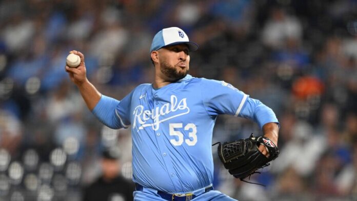 Duro golpe para el bullpen de los Royals: Carlos Estévez fuera por lesión en el hombro