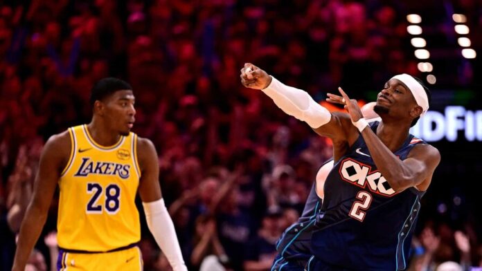 Shai Gilgeous-Alexander reacciona luego de conseguir un canasto en el segundo partido de la serie ante los Los Angeles Lakers. (AFP)