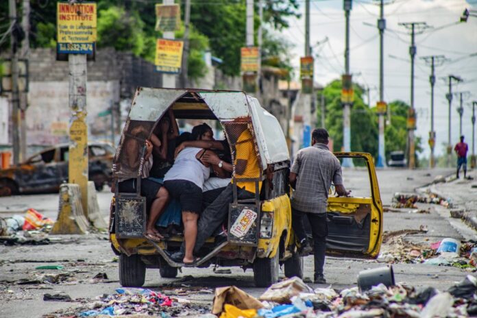 Pánico en Haití: Cientos de familias huyen por choques de bandas armadas