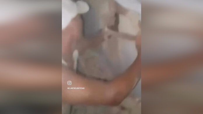 Heroico rescate: Con tan solo un martillo, logra sacar a su pareja de los escombros