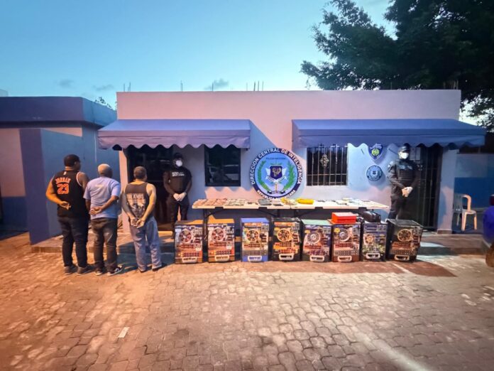 Dintel apresa a tres personas e incauta armas, dinero en efectivo y presunta sustancias ilícitas Dintel apresa a tres personas e incauta armas, dinero en efectivo y presunta sustancias ilícitas