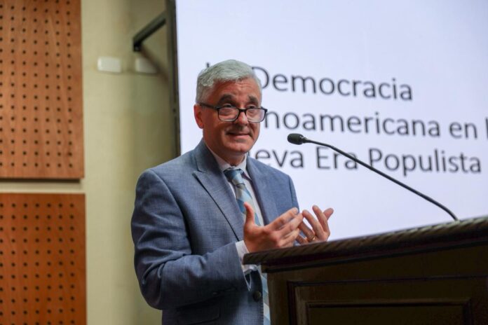 Politólogo estadounidense, Steven Levitsky, imparte en el Senado de la República la conferencia "Estado de la Democracia en América Latina” Politólogo estadounidense, Steven Levitsky, imparte en el Senado de la República la conferencia "Estado de la Democracia en América Latina”