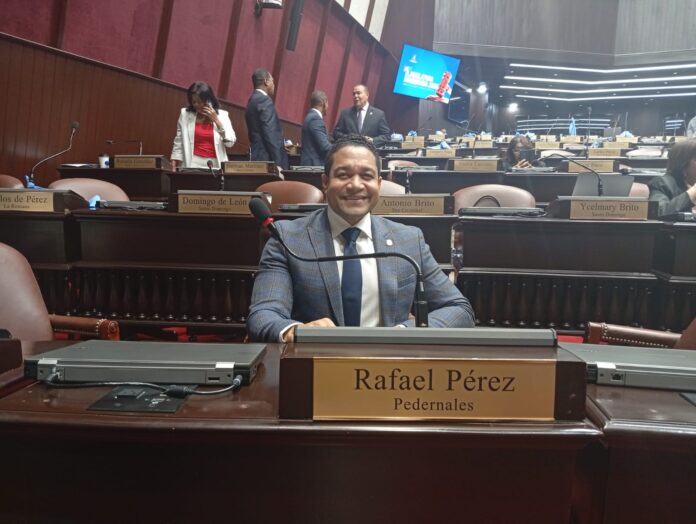 Diputado Rafael Pérez renuncia al partido Fuerza del Pueblo