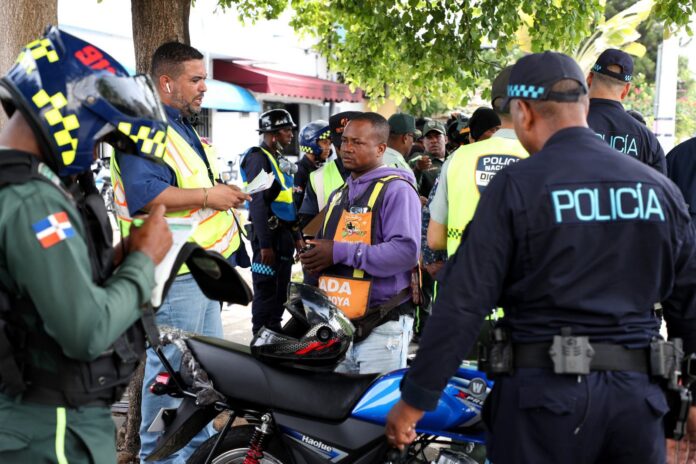 Las intervenciones conjuntas se realizaron en corredores estratégicos del Distrito Nacional y Santo Domingo Oeste para fortalecer la seguridad vial, el ordenamiento del transporte y la regularización del motoconcho. Las intervenciones conjuntas se realizaron en corredores estratégicos del Distrito Nacional y Santo Domingo Oeste para fortalecer la seguridad vial, el ordenamiento del transporte y la regularización del motoconcho.