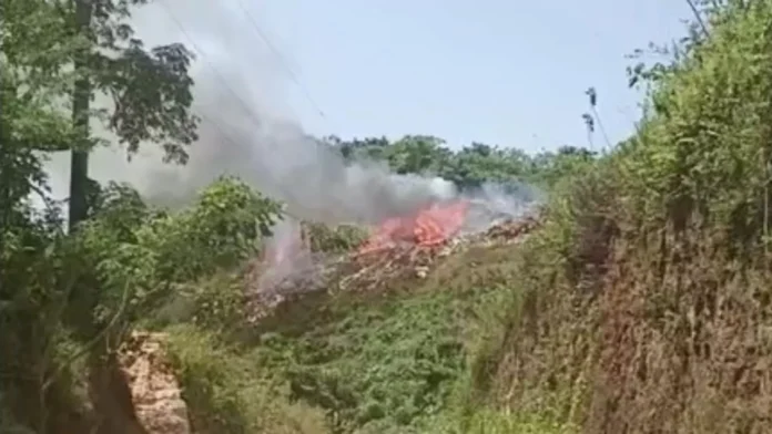Intensa humareda en vertedero de Las Terrenas desata alarmas por contaminación Intensa humareda en vertedero de Las Terrenas desata alarmas por contaminación