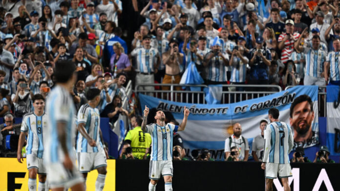 Con triplete histórico de Messi, Argentina golea a Argelia en su debut mundialista Con triplete histórico de Messi, Argentina golea a Argelia en su debut mundialista