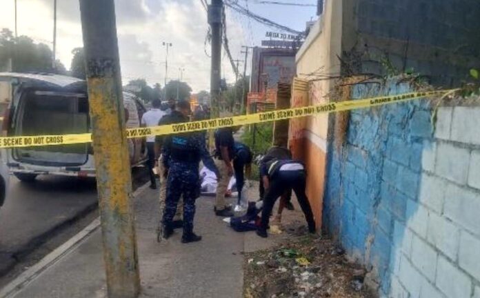 Mujer habría sido envenenada por su pareja en el interior de una cabaña en Baní
