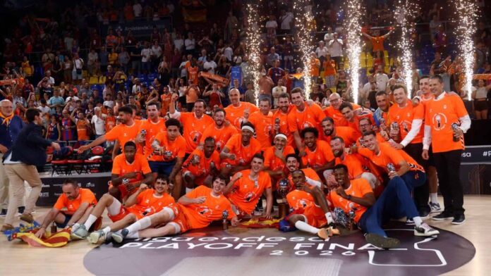 Los jugadores del Valencia Basket celebran con el trofeo la consecución de la Liga al finalizar el cuarto partido de la final de la Liga Endesa disputado entre Barcelona y Valencia Basket, este miércoles en el Palau Blaugrana. (EFE)