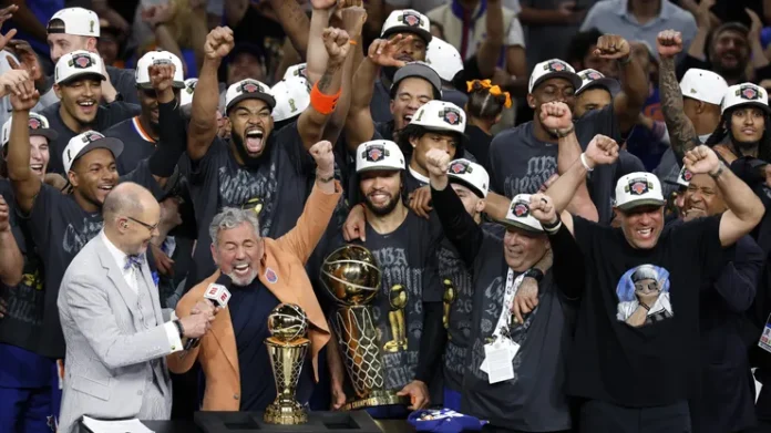 Los Knicks conquistan su tercer anillo tras derribar a los Spurs en las Finales. Los Knicks conquistan su tercer anillo tras derribar a los Spurs en las Finales.