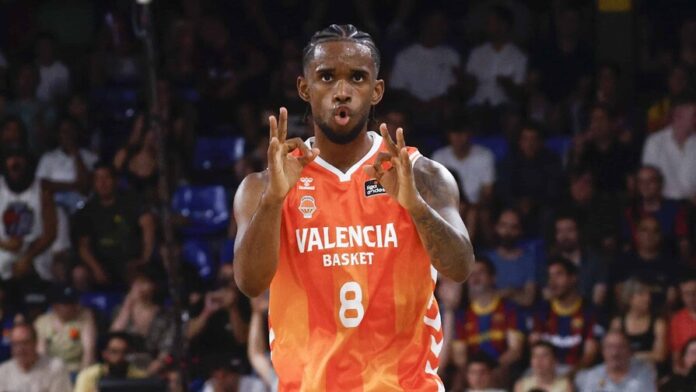 Jean Montero celebra un triple en el triunfo de Valencia sobre Barcelona en la serie final de la Liga Endesa (EFE)