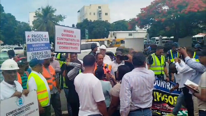 Ingenieros protestan frente al Minerd para exigir pago