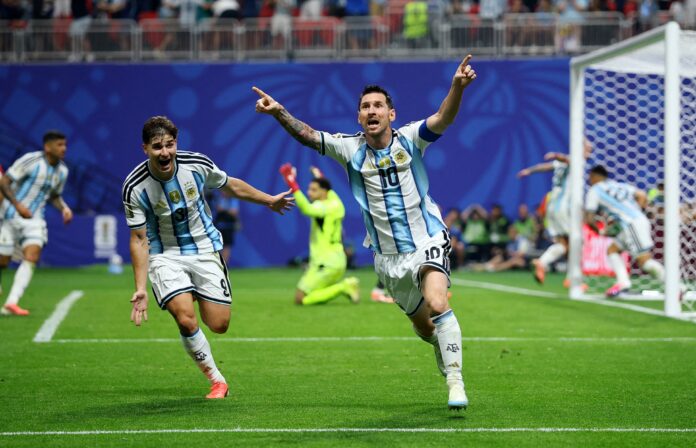 Argentina remonta a Egipto con Messi a la cabeza y se mete en cuartos