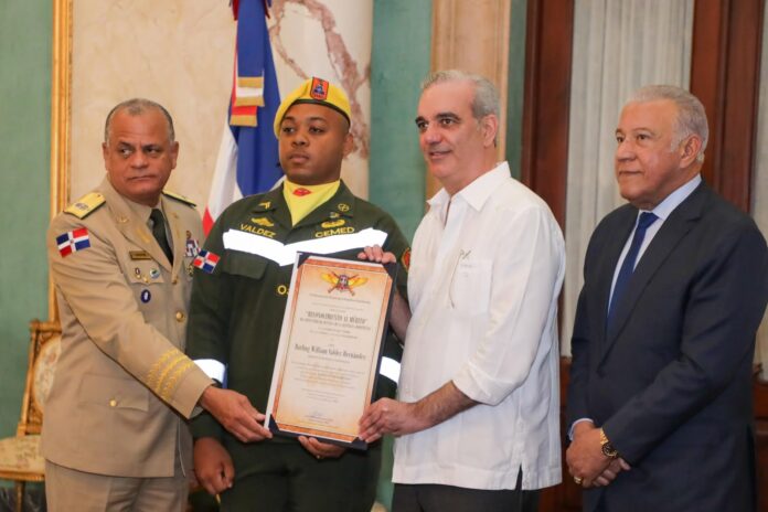 Gobierno venezolano confiere a RD Orden Héroe de Venezuela por invaluable contribución ante terremotos que afectaron esa nación el pasado 24 de junio Gobierno venezolano confiere a RD Orden Héroe de Venezuela por invaluable contribución ante terremotos que afectaron esa nación el pasado 24 de junio