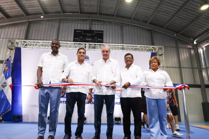 Presidente Abinader y ministro Kelvin Cruz entregan multiuso Dante Lemonier en Los Alcarrizos Presidente Abinader y ministro Kelvin Cruz entregan multiuso Dante Lemonier en Los Alcarrizos