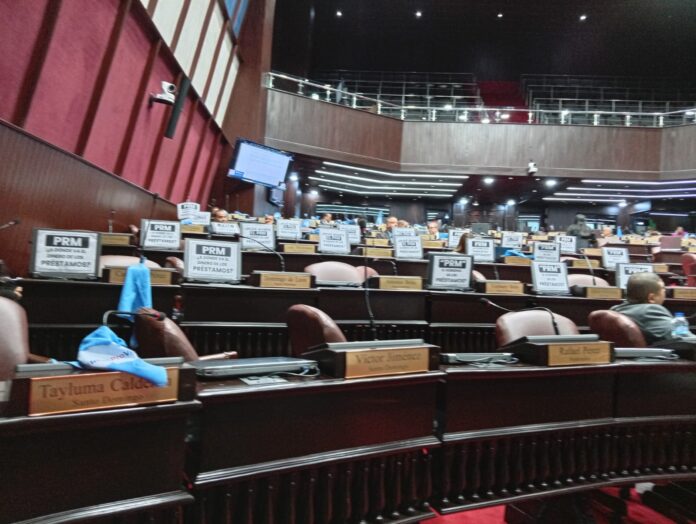 Diputados de la Fuerza del Pueblo calientan el hemiciclo y enfrentan al Gobierno por nuevos préstamos