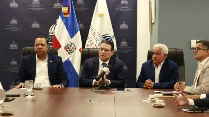 Gobierno y Anadegas acuerdan mantener el uso de tarjetas en estaciones de combustibles mientras buscan solución