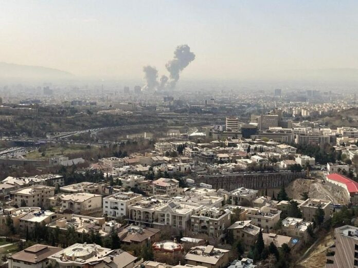 EE. UU. bombardea más de 80 posiciones en Irán tras ataques a buques mercantes