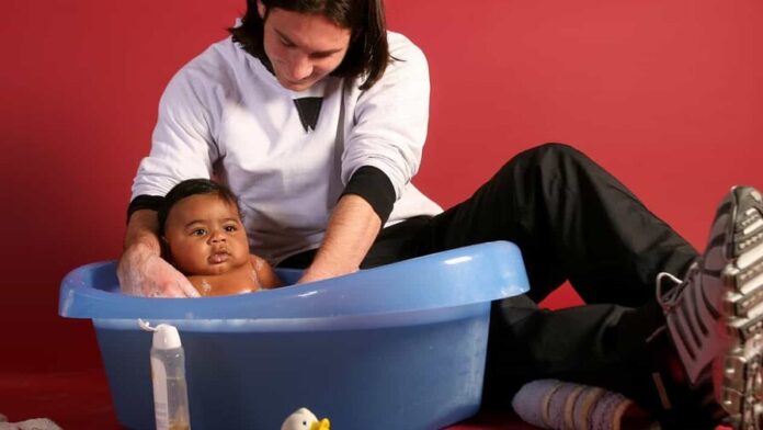 La imagen de Messi bañando a Lamine Yamal para una promoción de un calendario, en 2007. (FUENTE EXTERNA) La imagen de Messi bañando a Lamine Yamal para una promoción de un calendario, en 2007. (FUENTE EXTERNA)
