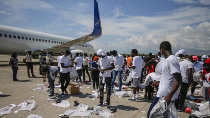 EE. UU. acelera las repatriaciones y envía el segundo vuelo de deportados a Haití tras suspender el TPS