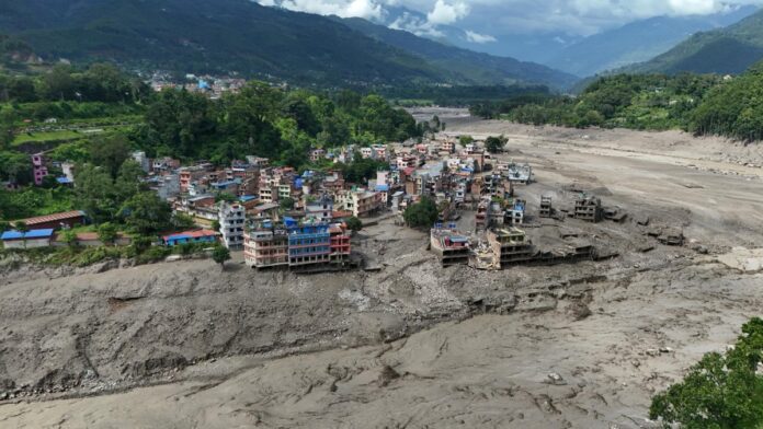 Tragedia en Asia: Al menos 98 muertos y cientos de desaparecidos tras violenta riada en Nepal y China