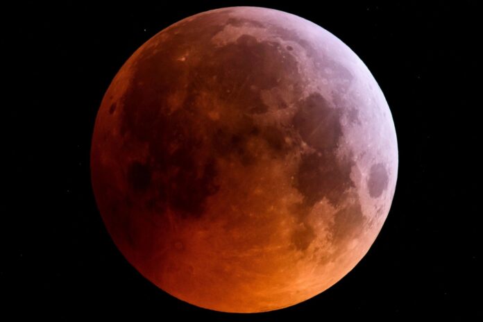 La Luna se oscurecerá hasta un 93% en el eclipse parcial de esta noche en RD