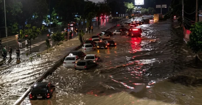 Aguaceros torrenciales causan estragos en el tránsito y anegan populosos sectores de la capital venezolana
