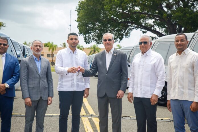 Presidente Abinader transforma la movilidad universitaria con la entrega de 40 nuevos autobuses en beneficio de miles de estudiantes de todo el país Presidente Abinader transforma la movilidad universitaria con la entrega de 40 nuevos autobuses en beneficio de miles de estudiantes de todo el país