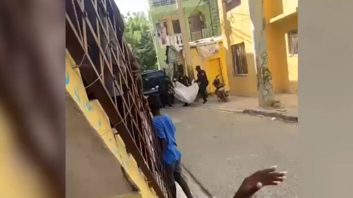 Captan el momento en que trasladan el cuerpo de un joven de 18 años ultimado por la Policía en Mendoza