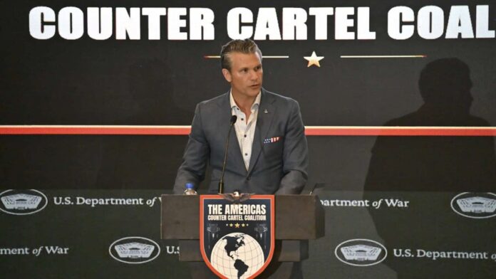 El secretario de Defensa de EE. UU., Pete Hegseth, interviene durante un foro de la Coalición de las Américas contra los Cárteles en Ciudad de Panamá, el 12 de agosto de 2026. (AFP)