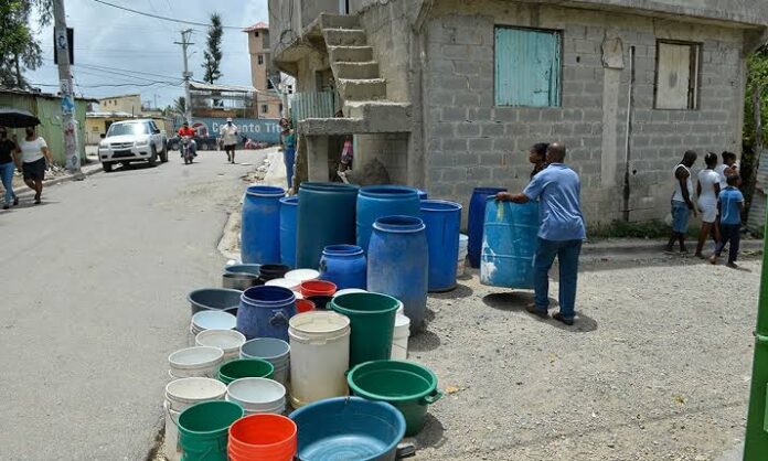 Residentes de Las Palmas de Herrera denuncian severa escasez de agua y altos costos de camiones cisterna